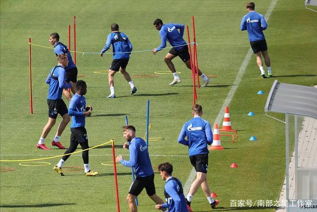 松岛辉空颁奖典礼表情严峻，体能拼搏显疲态